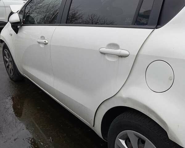 Белый Киа Рио, объемом двигателя 1.4 л и пробегом 85 тыс. км за 3000 $, фото 2 на Automoto.ua