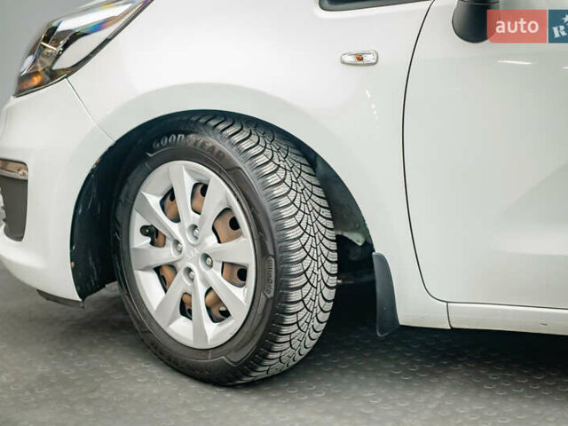 Білий Кіа Ріо, об'ємом двигуна 1.4 л та пробігом 193 тис. км за 9864 $, фото 7 на Automoto.ua