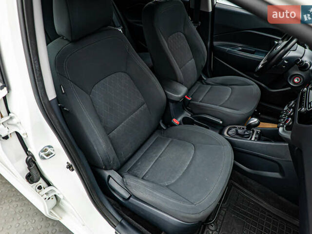 Білий Кіа Ріо, об'ємом двигуна 1.4 л та пробігом 193 тис. км за 9864 $, фото 17 на Automoto.ua