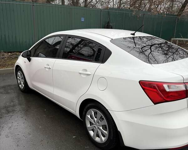Белый Киа Рио, объемом двигателя 1.4 л и пробегом 870 тыс. км за 12000 $, фото 1 на Automoto.ua