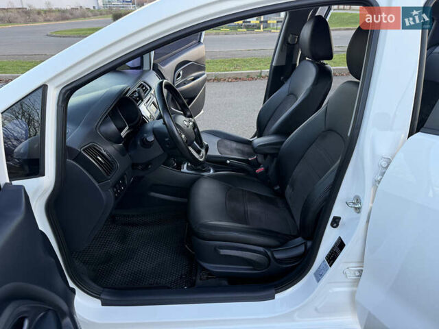Білий Кіа Ріо, об'ємом двигуна 1.4 л та пробігом 132 тис. км за 9300 $, фото 9 на Automoto.ua