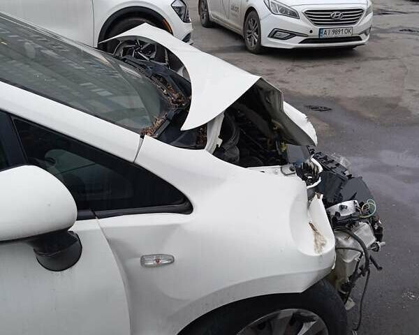 Белый Киа Рио, объемом двигателя 1.4 л и пробегом 85 тыс. км за 3000 $, фото 3 на Automoto.ua