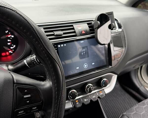 Белый Киа Рио, объемом двигателя 1.4 л и пробегом 870 тыс. км за 12000 $, фото 4 на Automoto.ua