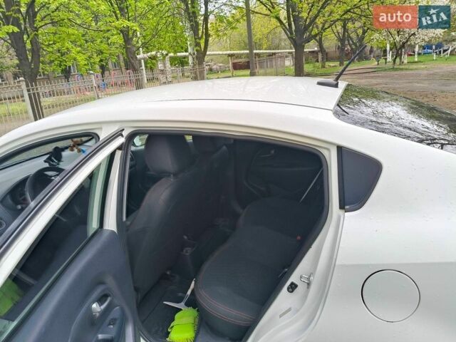 Білий Кіа Ріо, об'ємом двигуна 1.59 л та пробігом 133 тис. км за 7600 $, фото 4 на Automoto.ua