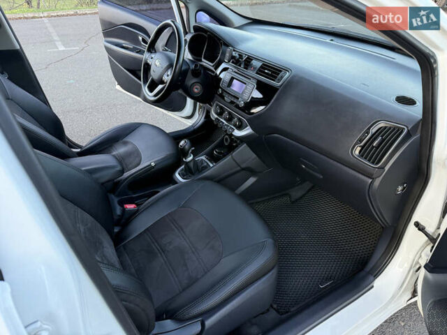 Білий Кіа Ріо, об'ємом двигуна 1.4 л та пробігом 132 тис. км за 9300 $, фото 17 на Automoto.ua