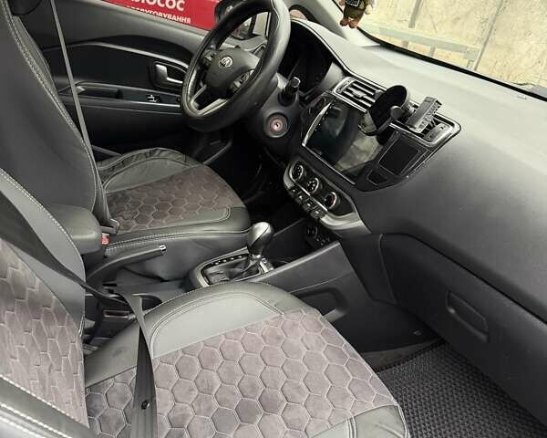 Белый Киа Рио, объемом двигателя 1.4 л и пробегом 87 тыс. км за 12000 $, фото 8 на Automoto.ua