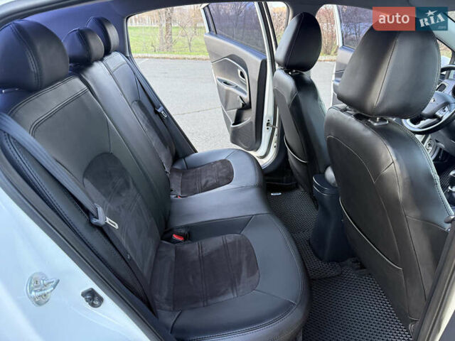 Білий Кіа Ріо, об'ємом двигуна 1.4 л та пробігом 132 тис. км за 9300 $, фото 19 на Automoto.ua