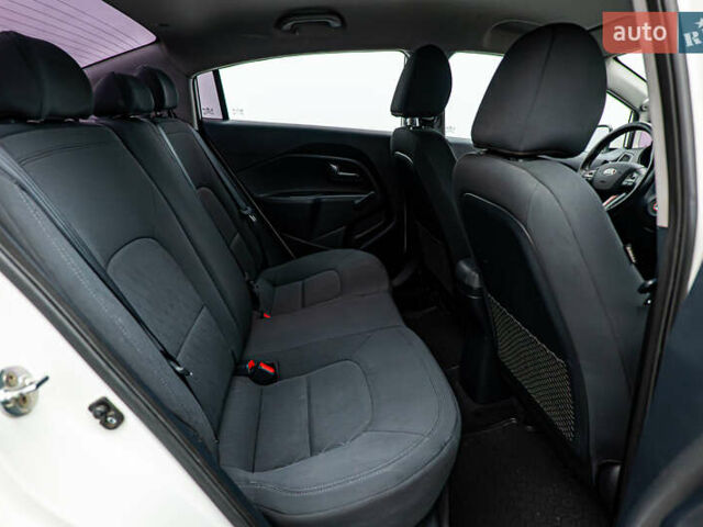 Білий Кіа Ріо, об'ємом двигуна 1.4 л та пробігом 193 тис. км за 9864 $, фото 18 на Automoto.ua