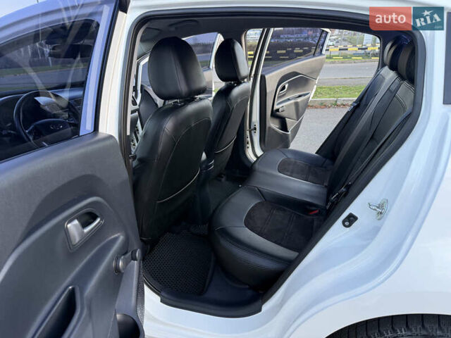 Білий Кіа Ріо, об'ємом двигуна 1.4 л та пробігом 132 тис. км за 9300 $, фото 22 на Automoto.ua
