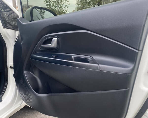 Білий Кіа Ріо, об'ємом двигуна 1.4 л та пробігом 192 тис. км за 9600 $, фото 8 на Automoto.ua
