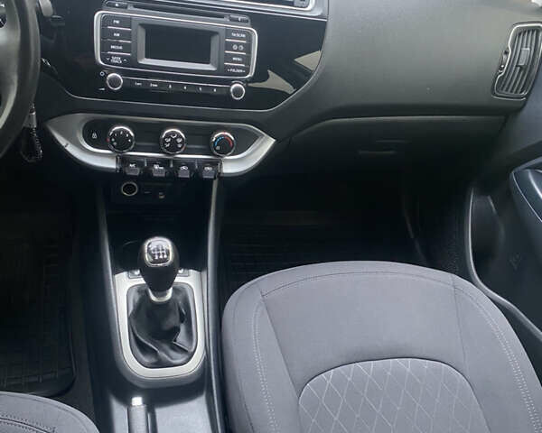 Білий Кіа Ріо, об'ємом двигуна 1.4 л та пробігом 192 тис. км за 9600 $, фото 16 на Automoto.ua