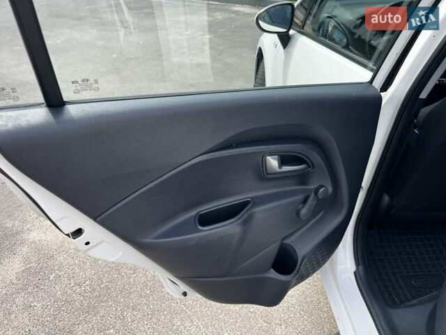 Белый Киа Рио, объемом двигателя 1.4 л и пробегом 81 тыс. км за 7400 $, фото 8 на Automoto.ua