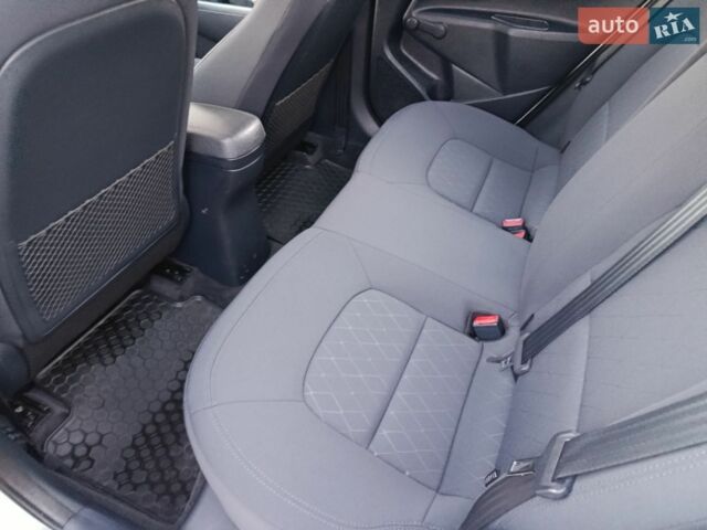 Білий Кіа Ріо, об'ємом двигуна 1.4 л та пробігом 49 тис. км за 10600 $, фото 39 на Automoto.ua