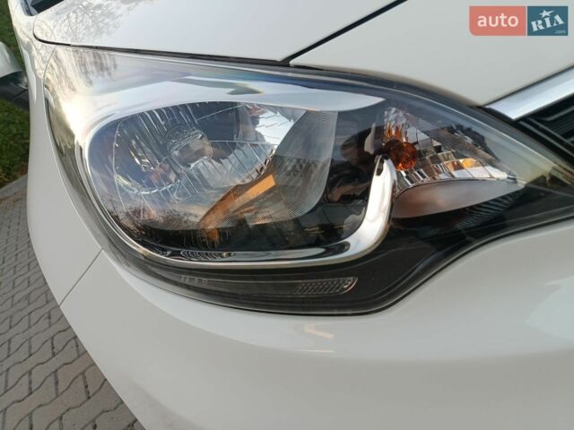 Білий Кіа Ріо, об'ємом двигуна 1.4 л та пробігом 49 тис. км за 10600 $, фото 25 на Automoto.ua