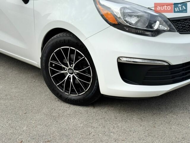 Белый Киа Рио, объемом двигателя 1.6 л и пробегом 162 тыс. км за 11000 $, фото 3 на Automoto.ua