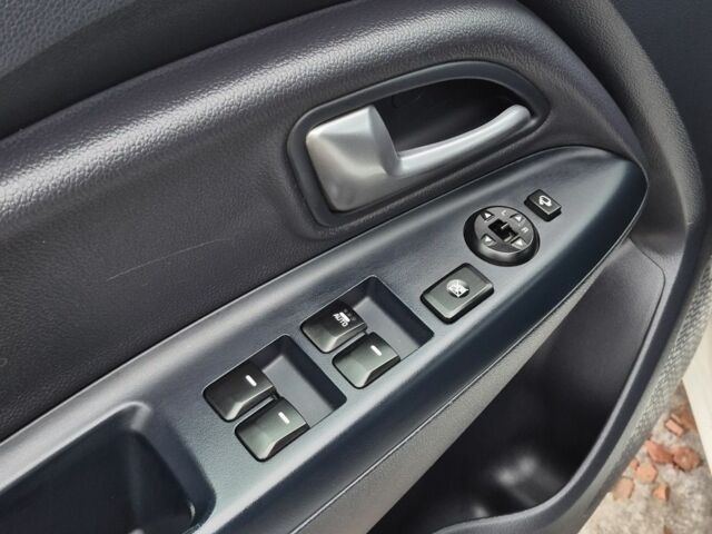 Білий Кіа Ріо, об'ємом двигуна 1.4 л та пробігом 182 тис. км за 9999 $, фото 12 на Automoto.ua