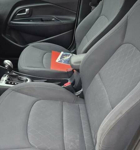 Білий Кіа Ріо, об'ємом двигуна 1.4 л та пробігом 182 тис. км за 10500 $, фото 9 на Automoto.ua