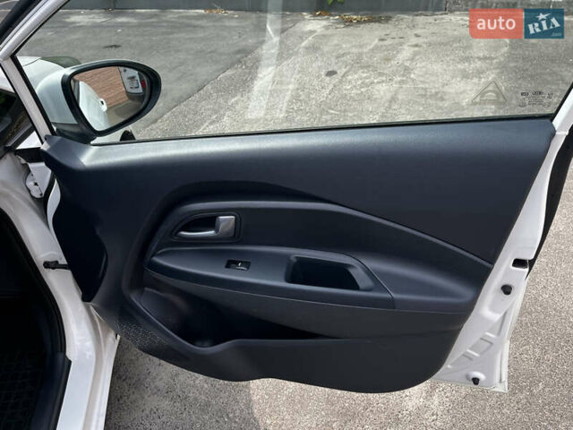 Белый Киа Рио, объемом двигателя 1.4 л и пробегом 81 тыс. км за 7400 $, фото 7 на Automoto.ua