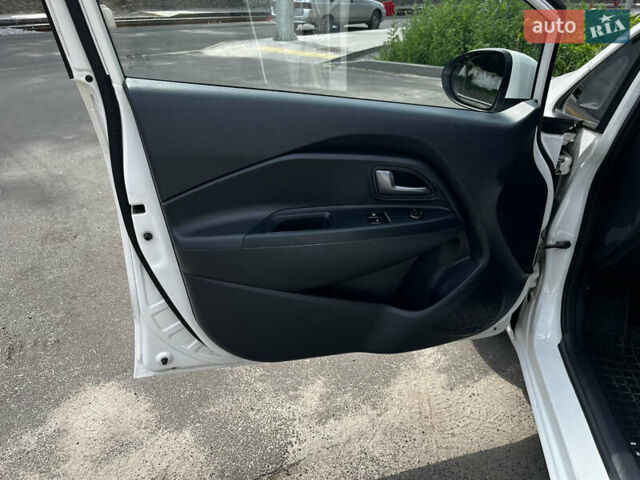 Белый Киа Рио, объемом двигателя 1.4 л и пробегом 81 тыс. км за 7400 $, фото 10 на Automoto.ua