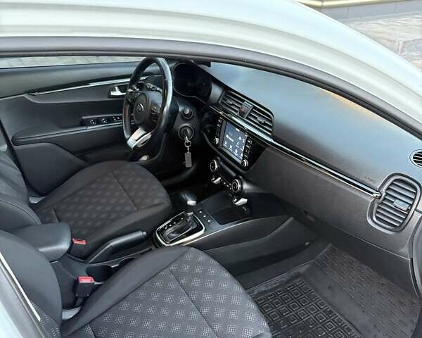 Білий Кіа Ріо, об'ємом двигуна 1.59 л та пробігом 125 тис. км за 13700 $, фото 9 на Automoto.ua