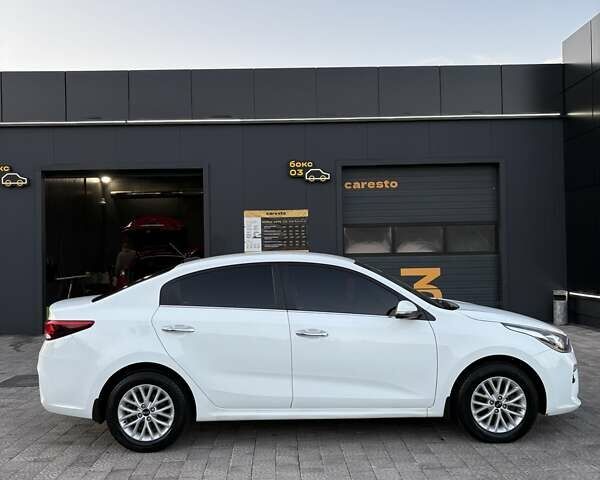 Білий Кіа Ріо, об'ємом двигуна 1.59 л та пробігом 125 тис. км за 13700 $, фото 4 на Automoto.ua