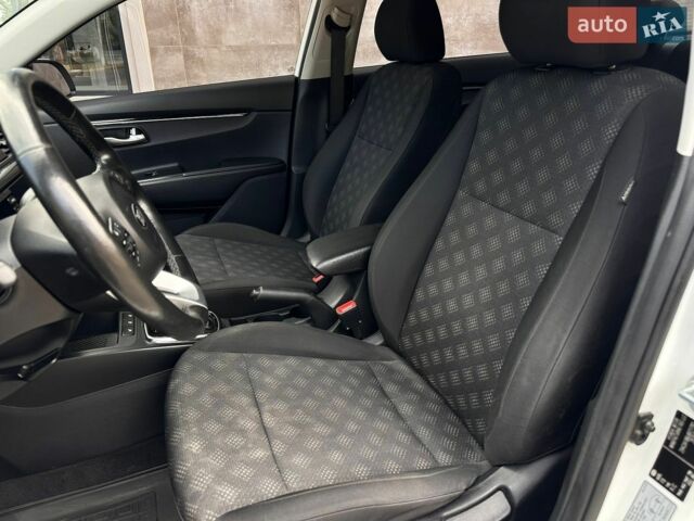 Білий Кіа Ріо, об'ємом двигуна 1.6 л та пробігом 144 тис. км за 12999 $, фото 20 на Automoto.ua