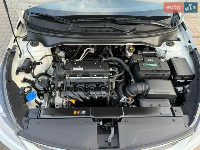 Білий Кіа Ріо, об'ємом двигуна 1.6 л та пробігом 18 тис. км за 14999 $, фото 88 на Automoto.ua