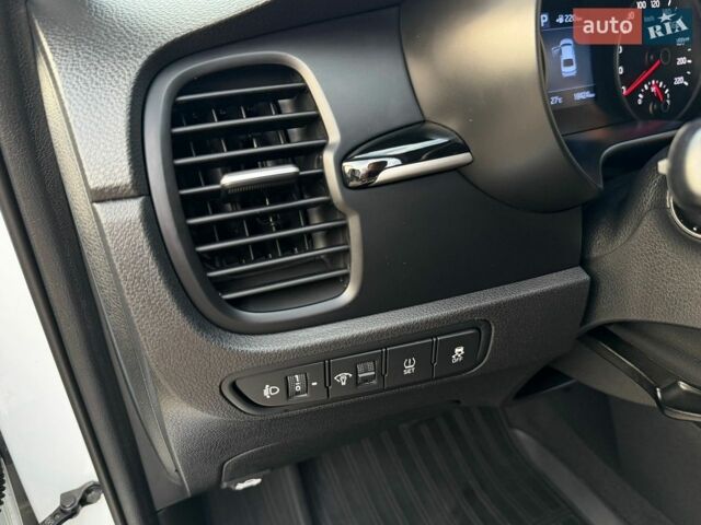 Білий Кіа Ріо, об'ємом двигуна 1.6 л та пробігом 18 тис. км за 14999 $, фото 57 на Automoto.ua