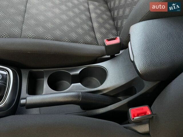 Білий Кіа Ріо, об'ємом двигуна 1.6 л та пробігом 18 тис. км за 14999 $, фото 63 на Automoto.ua