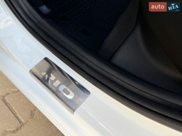 Білий Кіа Ріо, об'ємом двигуна 1.6 л та пробігом 18 тис. км за 14999 $, фото 72 на Automoto.ua
