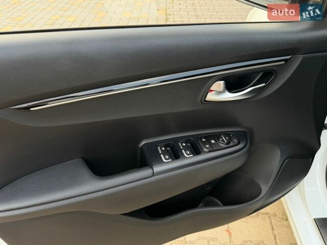 Білий Кіа Ріо, об'ємом двигуна 1.6 л та пробігом 18 тис. км за 14999 $, фото 53 на Automoto.ua