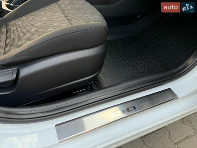 Білий Кіа Ріо, об'ємом двигуна 1.6 л та пробігом 18 тис. км за 14999 $, фото 77 на Automoto.ua