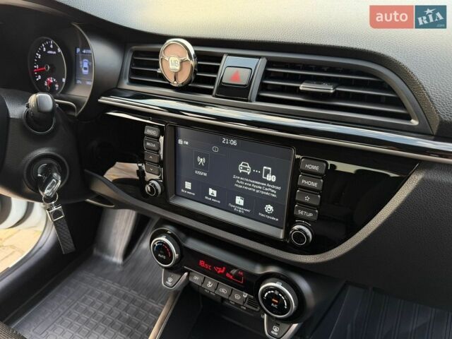 Білий Кіа Ріо, об'ємом двигуна 1.6 л та пробігом 18 тис. км за 14999 $, фото 80 на Automoto.ua