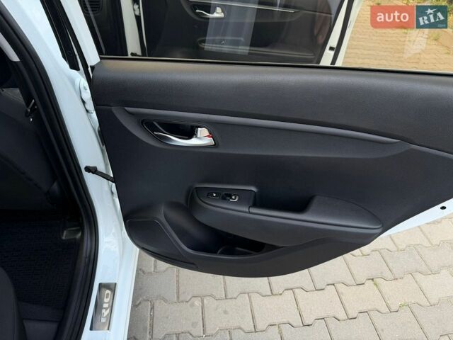 Білий Кіа Ріо, об'ємом двигуна 1.6 л та пробігом 18 тис. км за 14999 $, фото 73 на Automoto.ua