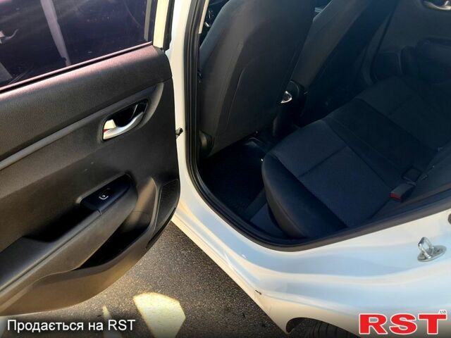Белый Киа Рио, объемом двигателя 14 л и пробегом 87 тыс. км за 12900 $, фото 8 на Automoto.ua