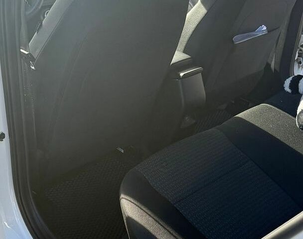 Білий Кіа Ріо, об'ємом двигуна 1.59 л та пробігом 62 тис. км за 15500 $, фото 4 на Automoto.ua