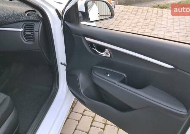 Белый Киа Рио, объемом двигателя 1.59 л и пробегом 70 тыс. км за 13500 $, фото 10 на Automoto.ua