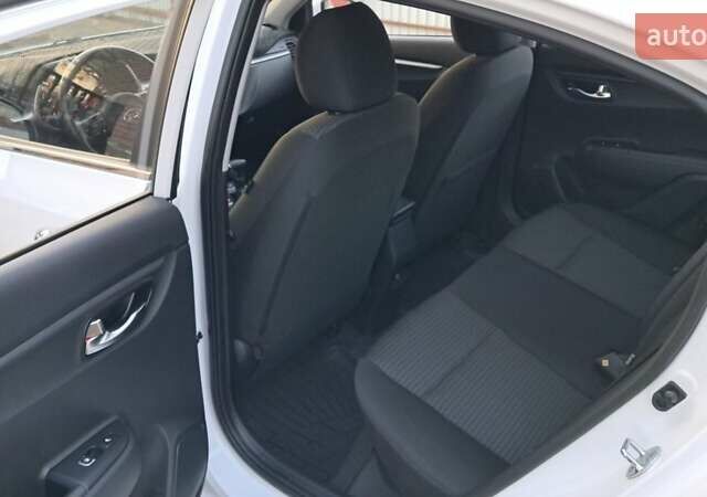 Белый Киа Рио, объемом двигателя 1.59 л и пробегом 70 тыс. км за 13500 $, фото 13 на Automoto.ua