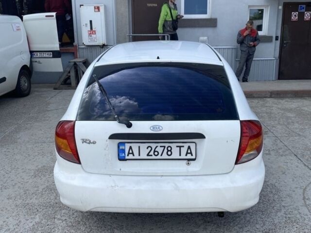 Белый Киа Рио, объемом двигателя 1.5 л и пробегом 230 тыс. км за 1400 $, фото 1 на Automoto.ua