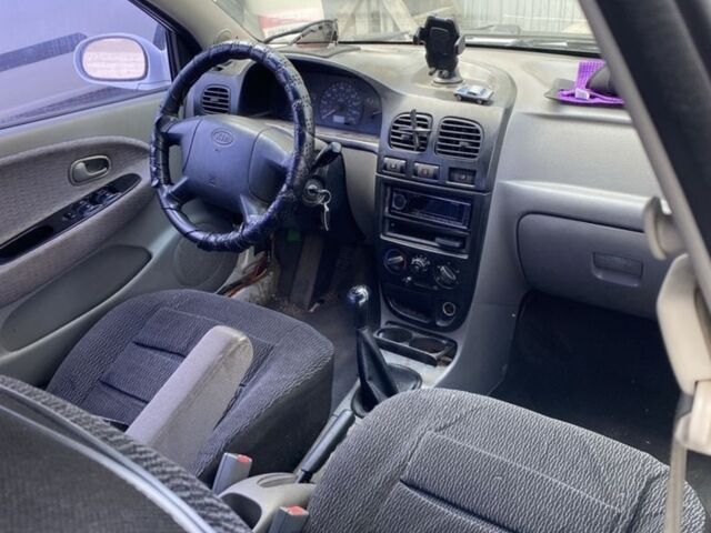 Белый Киа Рио, объемом двигателя 1.5 л и пробегом 230 тыс. км за 1400 $, фото 4 на Automoto.ua
