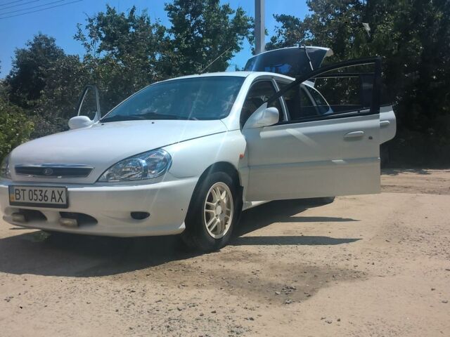 Белый Киа Рио, объемом двигателя 1.5 л и пробегом 180 тыс. км за 4700 $, фото 6 на Automoto.ua