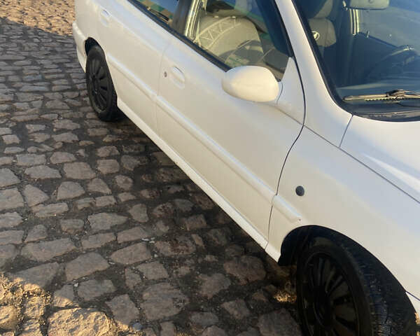 Белый Киа Рио, объемом двигателя 1.5 л и пробегом 292 тыс. км за 2200 $, фото 2 на Automoto.ua