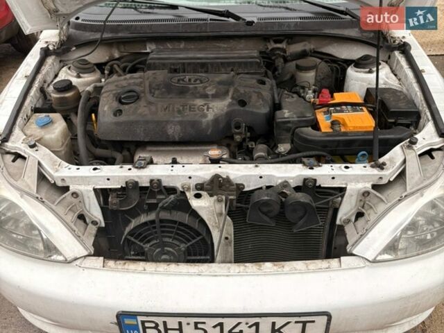 Белый Киа Рио, объемом двигателя 1.5 л и пробегом 260 тыс. км за 2000 $, фото 1 на Automoto.ua