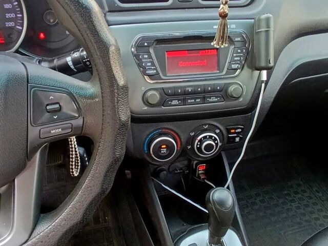 Белый Киа Рио, объемом двигателя 1.4 л и пробегом 180 тыс. км за 7600 $, фото 5 на Automoto.ua