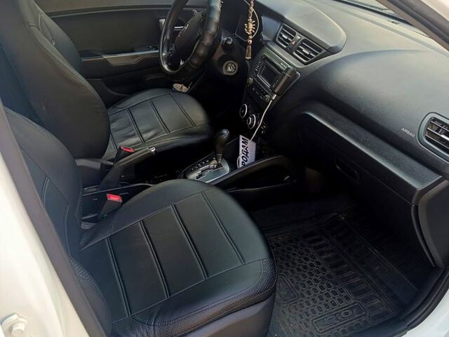 Белый Киа Рио, объемом двигателя 1.4 л и пробегом 180 тыс. км за 7600 $, фото 2 на Automoto.ua
