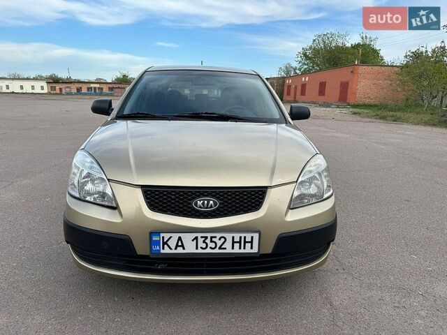Бежевый Киа Рио, объемом двигателя 1.4 л и пробегом 217 тыс. км за 3700 $, фото 1 на Automoto.ua