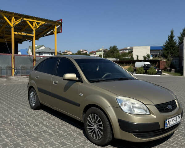 Бежевий Кіа Ріо, об'ємом двигуна 1.4 л та пробігом 300 тис. км за 4200 $, фото 3 на Automoto.ua