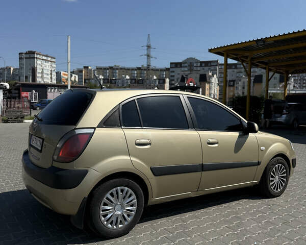 Бежевий Кіа Ріо, об'ємом двигуна 1.4 л та пробігом 300 тис. км за 4200 $, фото 5 на Automoto.ua