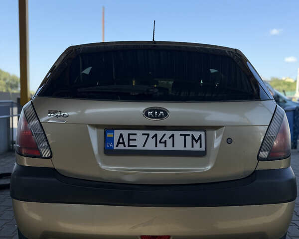 Бежевий Кіа Ріо, об'ємом двигуна 1.4 л та пробігом 300 тис. км за 4200 $, фото 2 на Automoto.ua