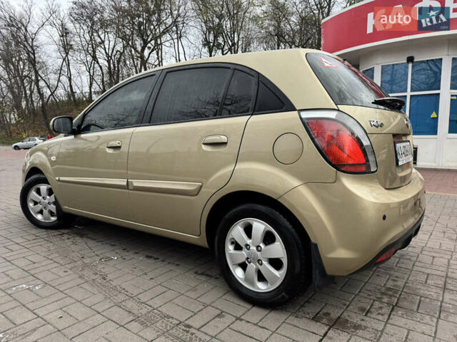 Бежевый Киа Рио, объемом двигателя 1.4 л и пробегом 236 тыс. км за 6500 $, фото 1 на Automoto.ua